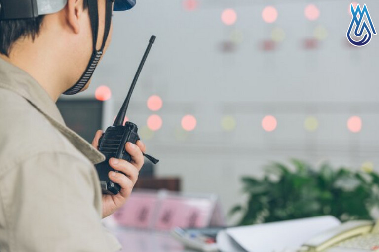 Tất tần tật về bộ đàm POC (Push-to-Talk Over Cellular) - Kết nối bộ đàm qua 4G/5G 3 So với bộ đàm 2 chiều truyền thống, bộ đàm POC có nhiều ưu điểm vượt trội hơn (Nguồn: Freepik)