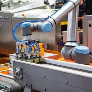 Tiếng ồn từ máy móc, xe nâng hàng, quạt thông gió,… khiến việc sử dụng điện thoại hoặc giao tiếp thông thường gặp khó khăn.