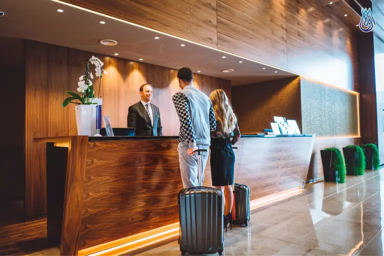 Giải pháp bộ đàm cho khu du lịch – Liên lạc nhanh chóng, vận hành hiệu quả 5 Nhân viên lễ tân có thể dùng bộ đàm để thông báo ngay cho đội xe điện đón khách.