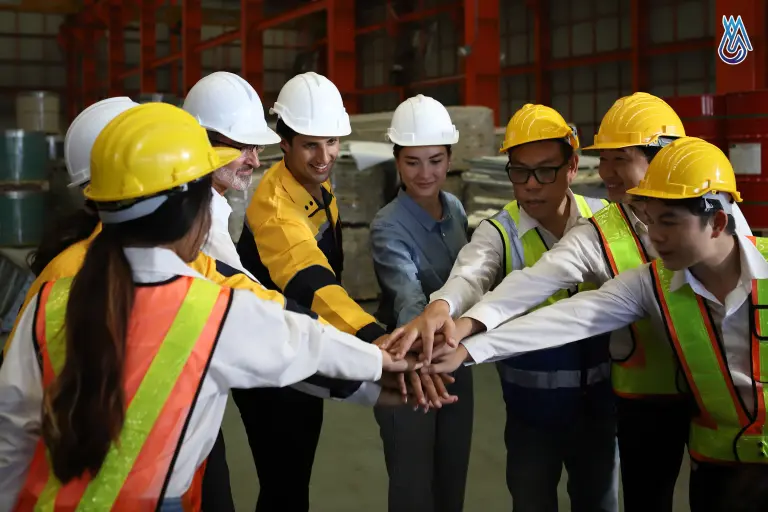 Giải pháp bộ đàm hiện đại cho khu công nghiệp, nhà máy 2 Bộ đàm cho phép liên lạc chỉ bằng một thao tác bấm nút mà không cần quay số hay chờ kết nối, giúp nhân viên trao đổi thông tin nhanh chóng.
