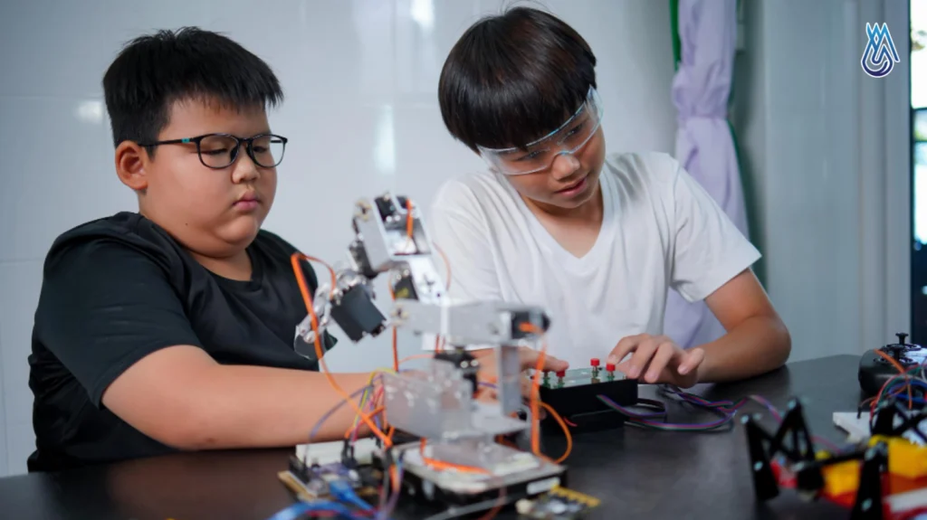 Học sinh Việt Nam hào hứng tham gia hoạt động thực hành STEM Robotics