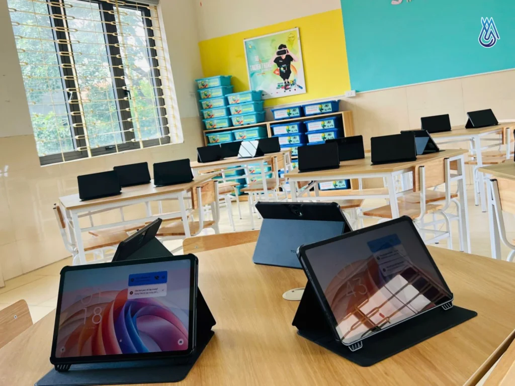 Phòng STEM lab với thiết bị cơ bản, bàn ghế linh hoạt (nguồn: Trường Tiểu học Uy Nỗ)